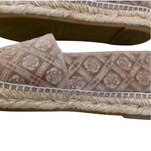 Chanel Beige Black Velvet Camellia CC Cap Toe Espadrilles G29762 IT 38 - Picture 12 of 14